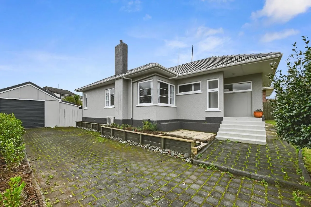 Figtree Bungalow - Rotorua Holiday Home