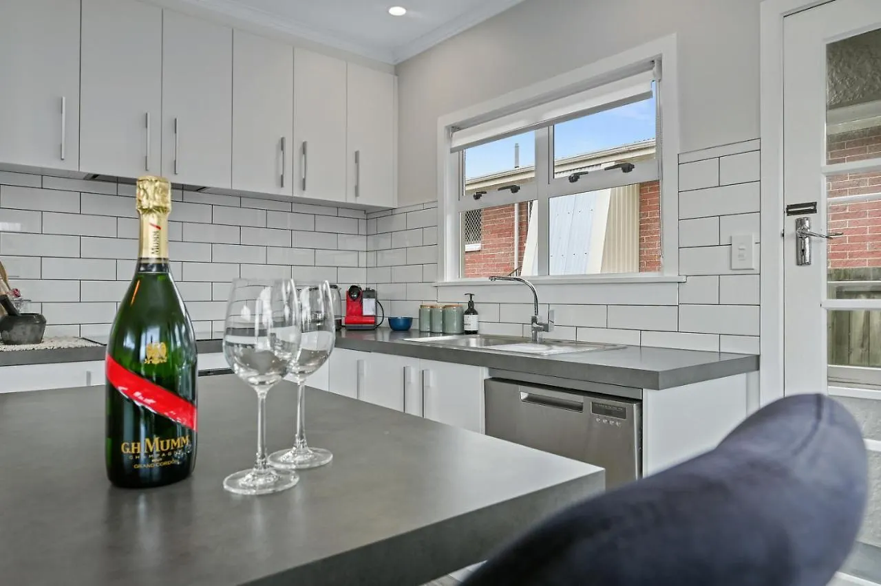 Figtree Bungalow - Rotorua Holiday Home