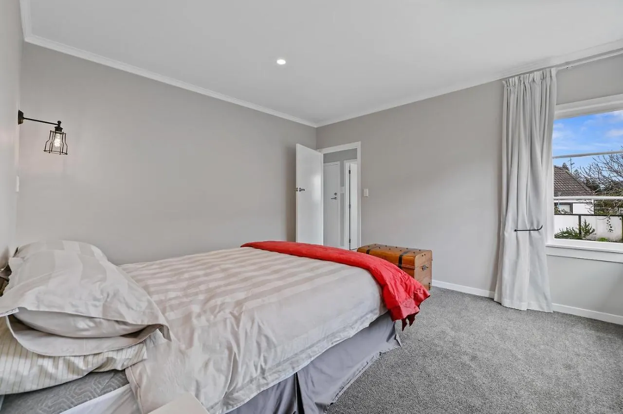 Figtree Bungalow - Rotorua Holiday Home