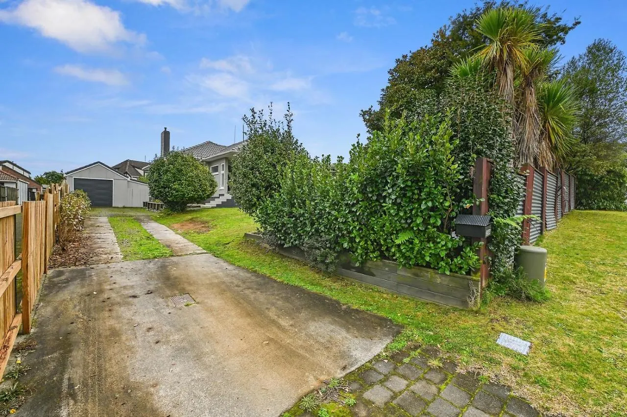 Figtree Bungalow - Rotorua Holiday Home