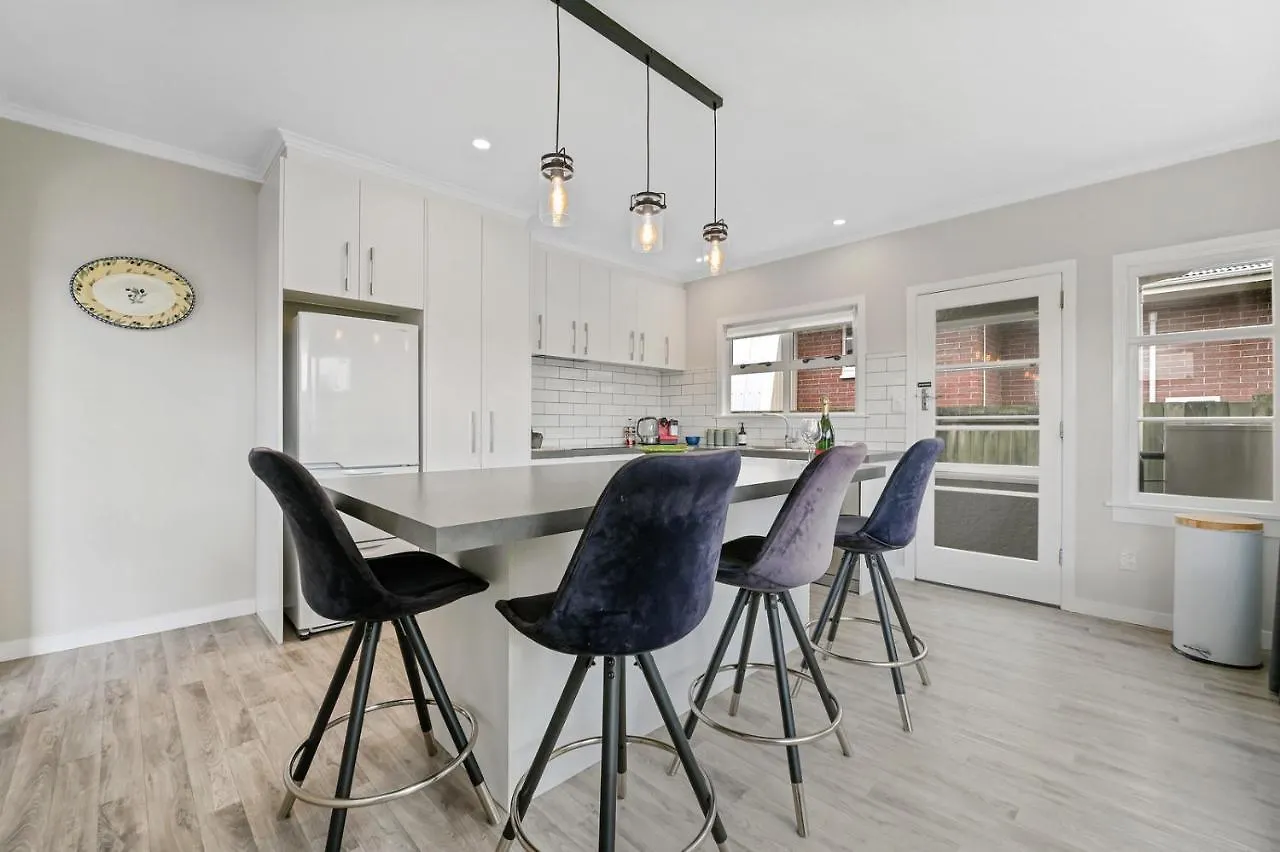 Figtree Bungalow - Rotorua Holiday Home