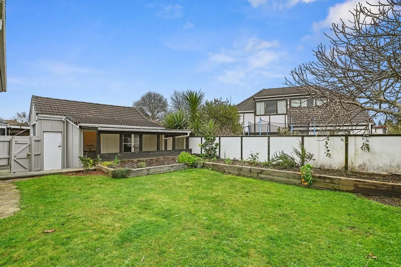 Figtree Bungalow - Rotorua Holiday Home